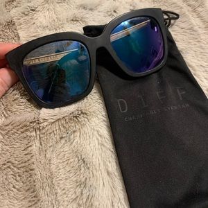 DIFF eyewear WOMENS polarized sunglasses with case